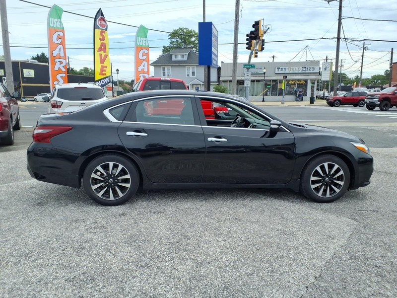 Nissan Altima Vehicle Full-screen Gallery Image 05