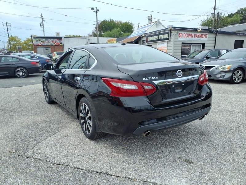 Nissan Altima Vehicle Full-screen Gallery Image 06