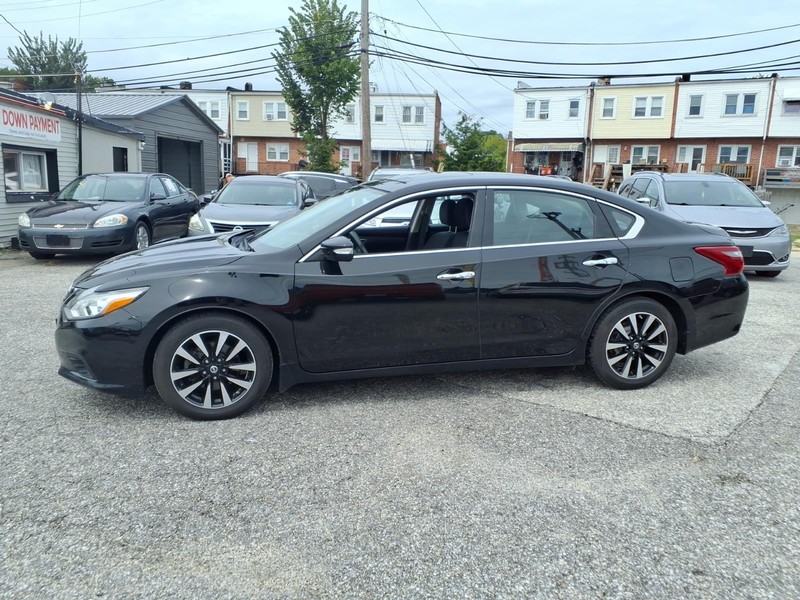 Nissan Altima Vehicle Full-screen Gallery Image 07
