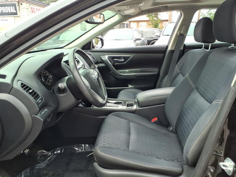 Nissan Altima Vehicle Full-screen Gallery Image 08