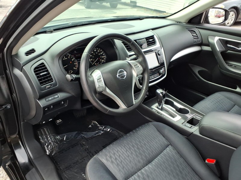 Nissan Altima Vehicle Full-screen Gallery Image 09