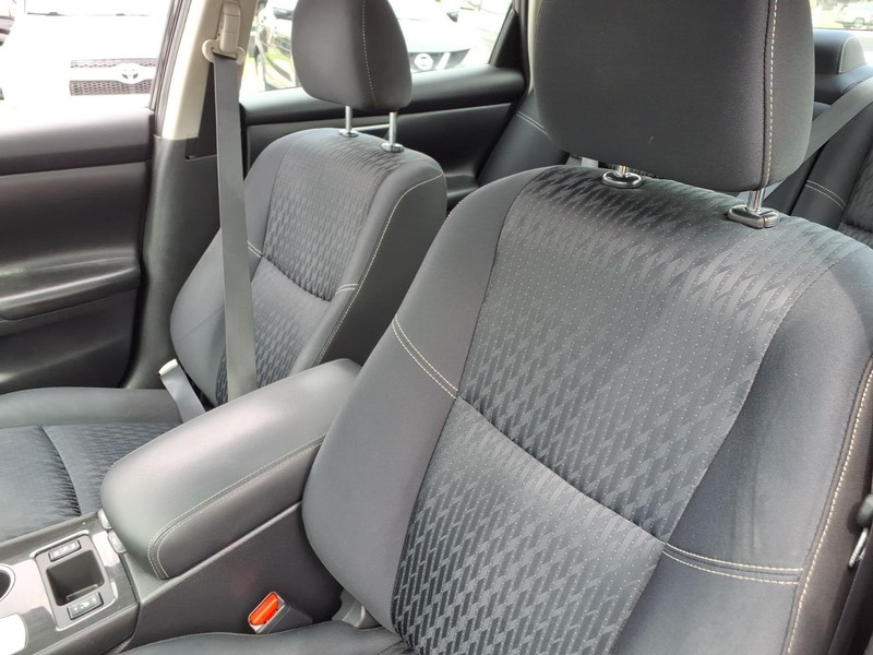 Nissan Altima Vehicle Full-screen Gallery Image 10