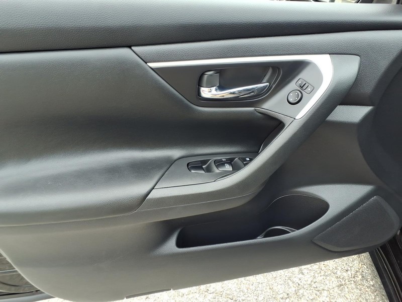 Nissan Altima Vehicle Full-screen Gallery Image 11