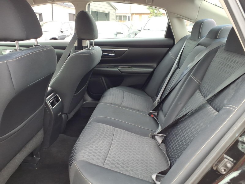 Nissan Altima Vehicle Full-screen Gallery Image 12