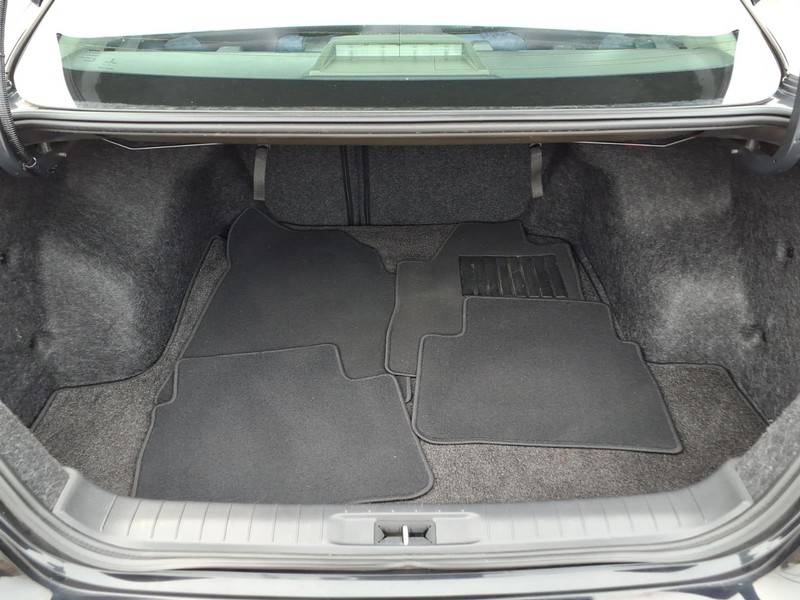 Nissan Altima Vehicle Full-screen Gallery Image 13