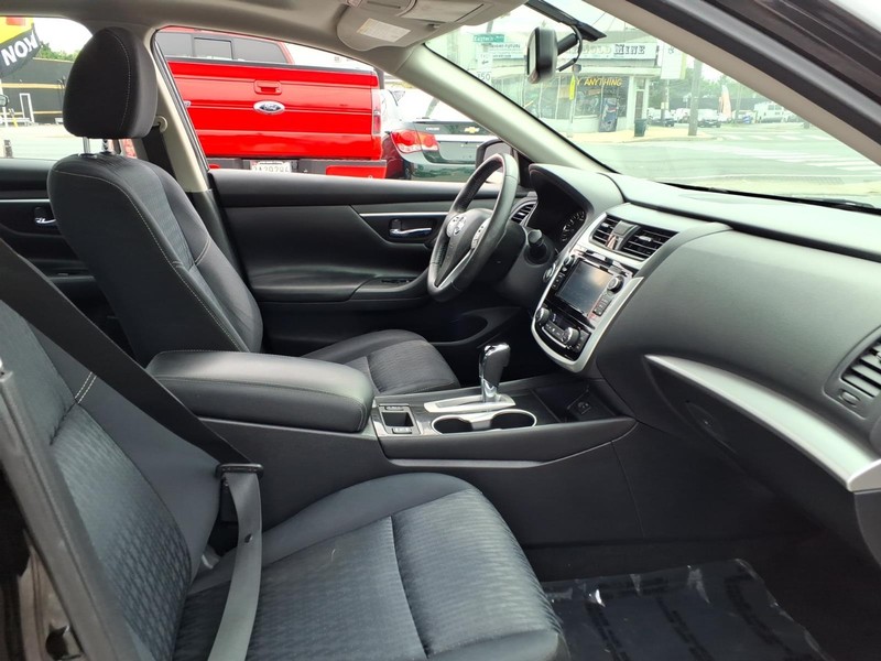 Nissan Altima Vehicle Full-screen Gallery Image 14