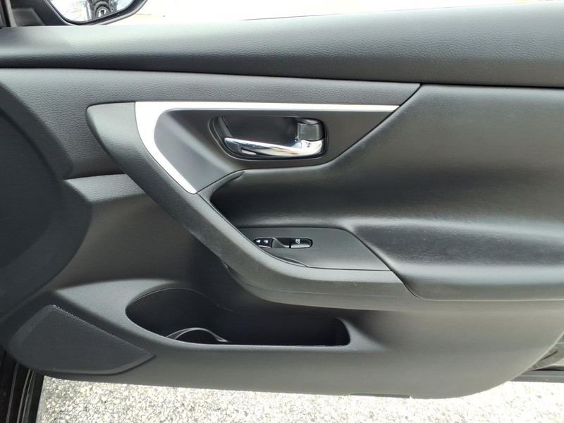 Nissan Altima Vehicle Full-screen Gallery Image 15
