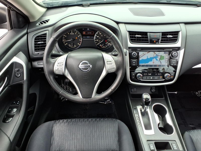 Nissan Altima Vehicle Full-screen Gallery Image 16