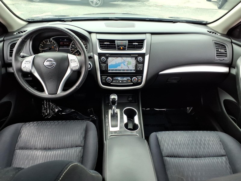 Nissan Altima Vehicle Full-screen Gallery Image 17