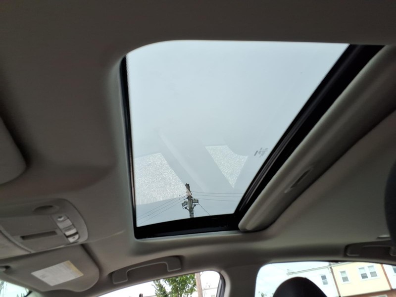 Nissan Altima Vehicle Full-screen Gallery Image 18