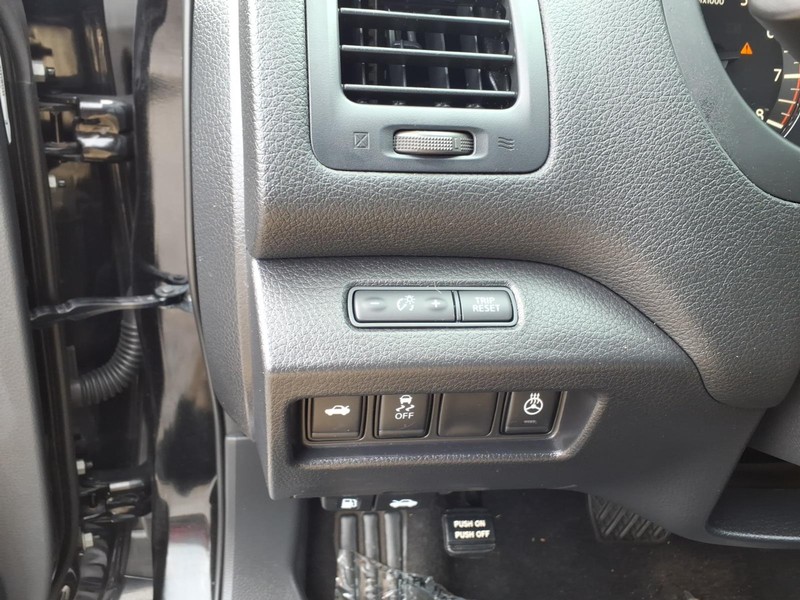 Nissan Altima Vehicle Full-screen Gallery Image 19