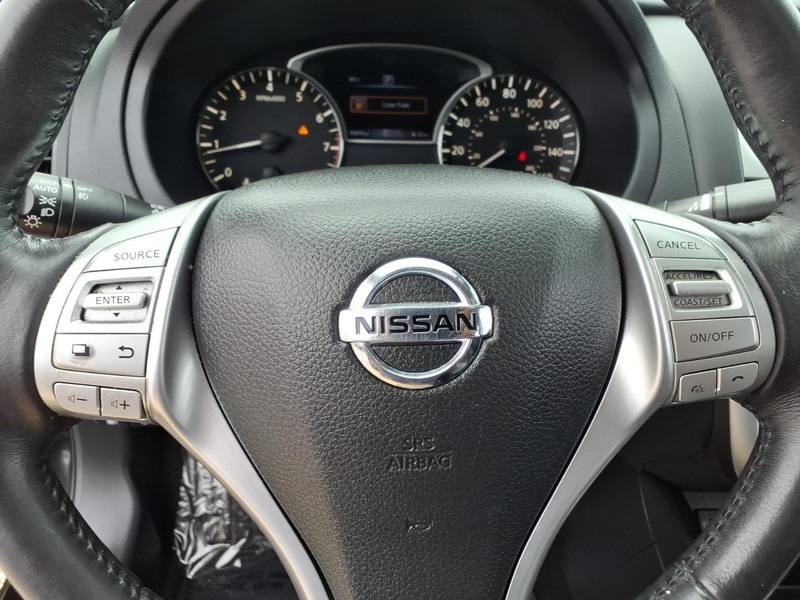 Nissan Altima Vehicle Full-screen Gallery Image 20