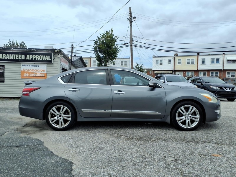 Nissan Altima Vehicle Full-screen Gallery Image 02