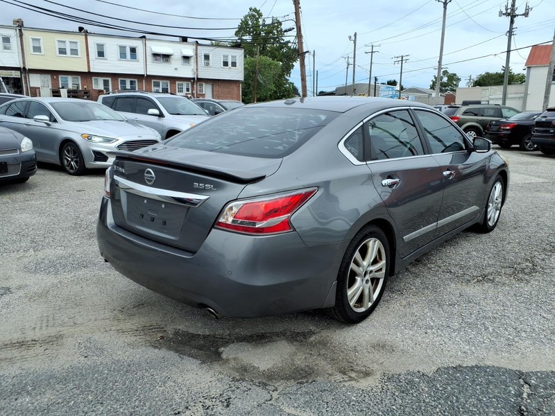 Nissan Altima Vehicle Full-screen Gallery Image 03