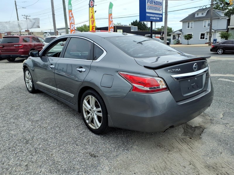 Nissan Altima Vehicle Full-screen Gallery Image 04