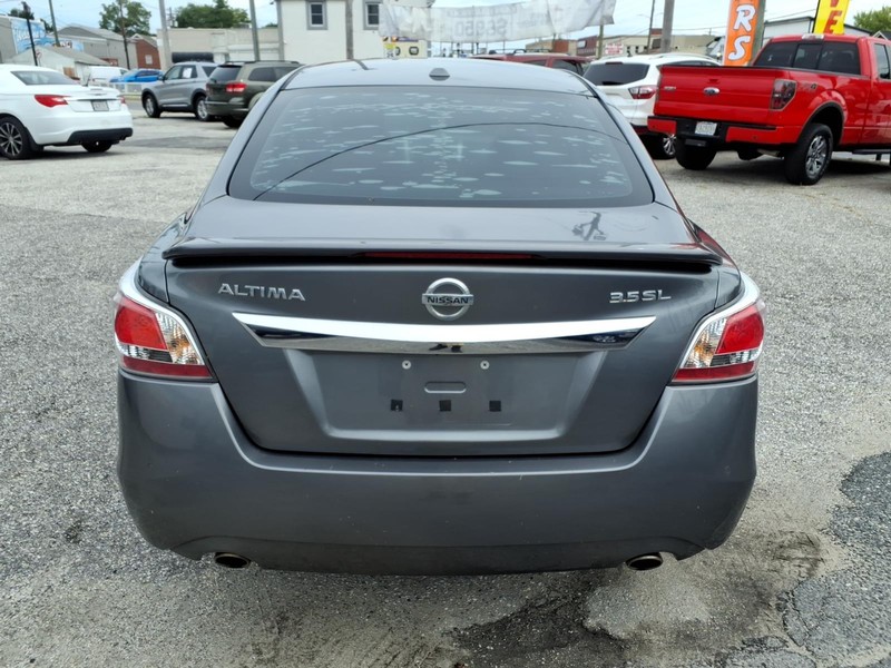 Nissan Altima Vehicle Full-screen Gallery Image 05