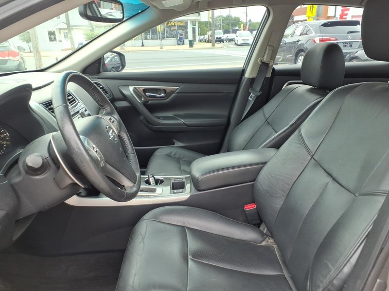 Nissan Altima Vehicle Full-screen Gallery Image 06