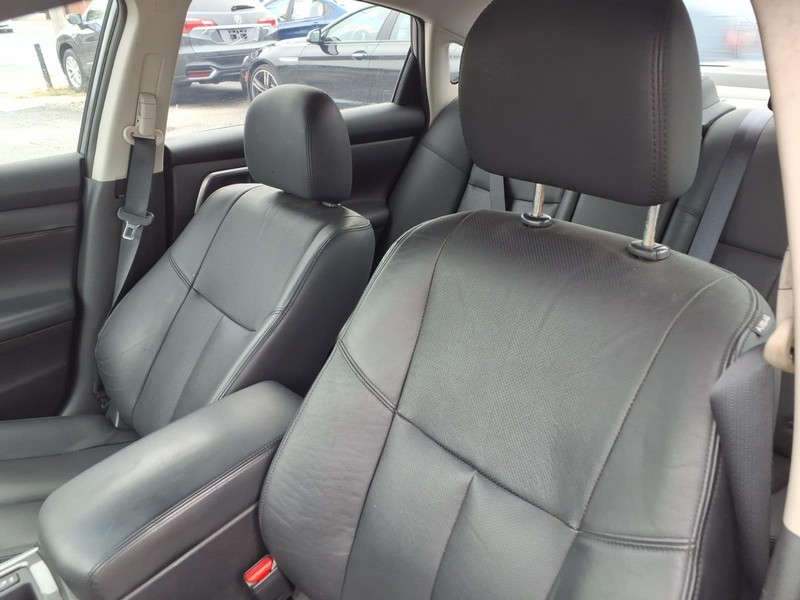 Nissan Altima Vehicle Full-screen Gallery Image 07