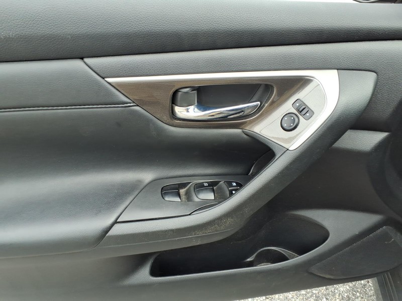 Nissan Altima Vehicle Full-screen Gallery Image 08