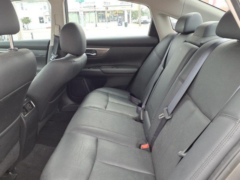 Nissan Altima Vehicle Full-screen Gallery Image 09