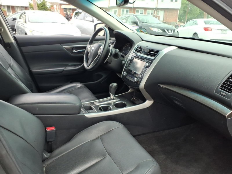 Nissan Altima Vehicle Full-screen Gallery Image 10