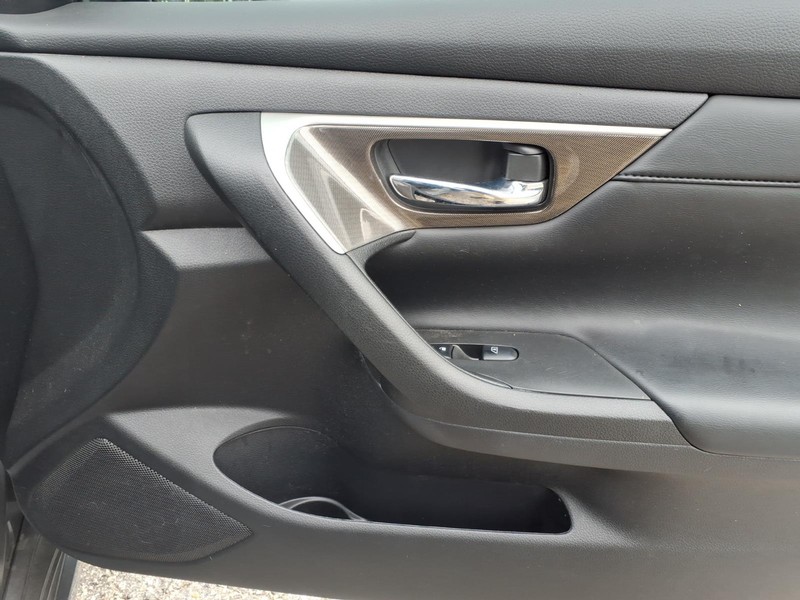 Nissan Altima Vehicle Full-screen Gallery Image 11