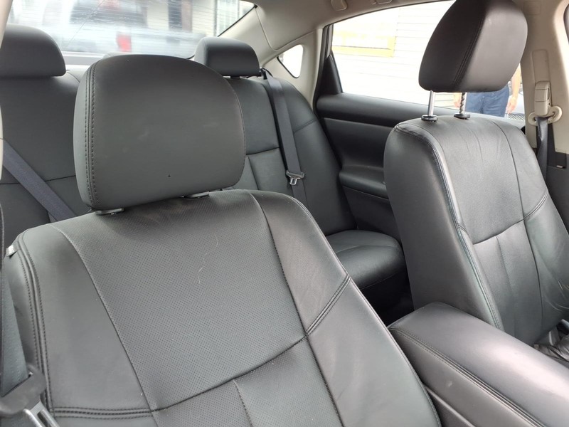Nissan Altima Vehicle Full-screen Gallery Image 12