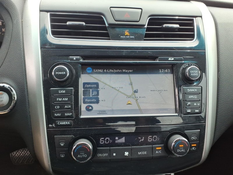 Nissan Altima Vehicle Full-screen Gallery Image 13