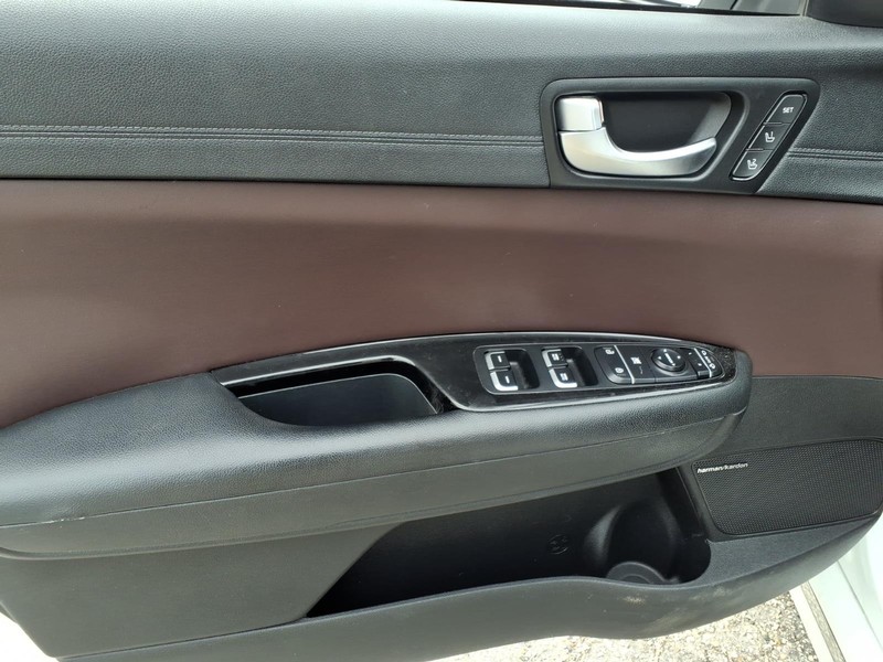 Kia Optima Vehicle Full-screen Gallery Image 11