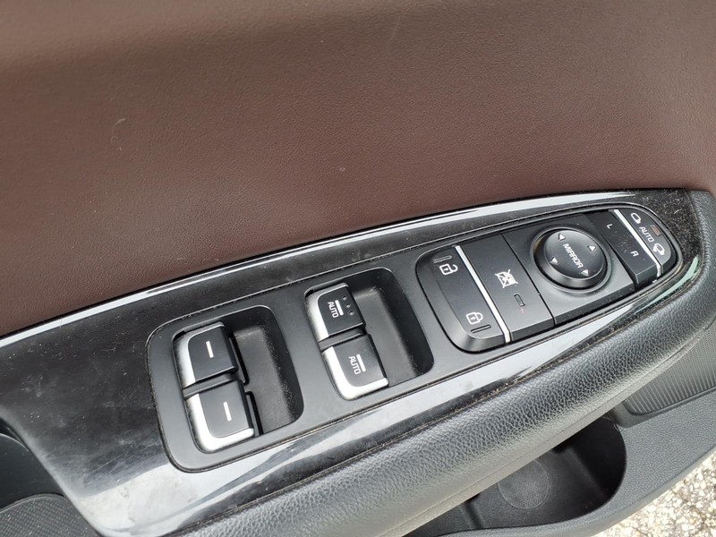 Kia Optima Vehicle Full-screen Gallery Image 12