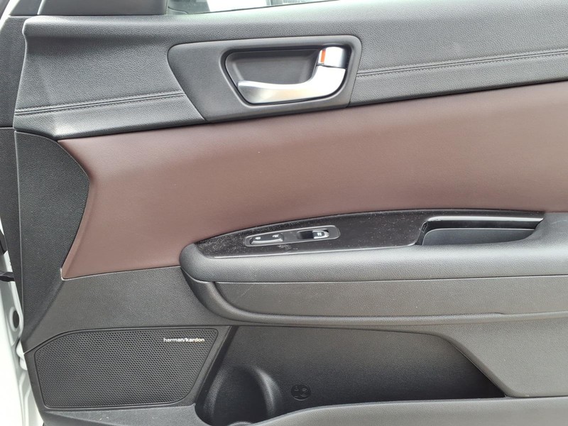 Kia Optima Vehicle Full-screen Gallery Image 16
