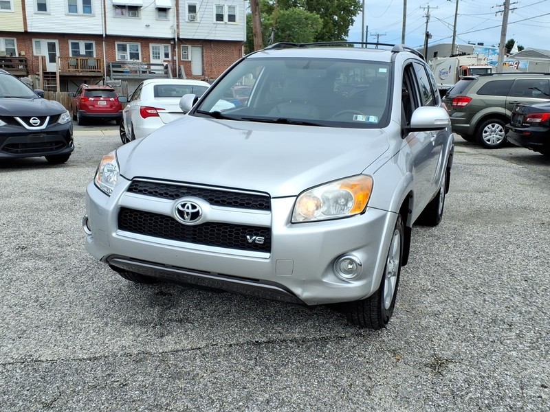 Toyota RAV4 Vehicle Full-screen Gallery Image 02
