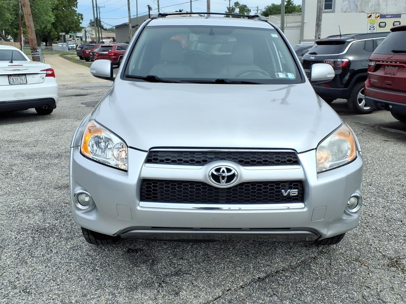 Toyota RAV4 Vehicle Full-screen Gallery Image 03