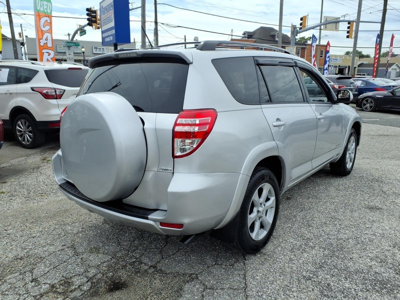 Toyota RAV4 Vehicle Full-screen Gallery Image 05