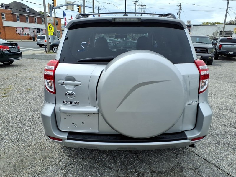 Toyota RAV4 Vehicle Full-screen Gallery Image 06