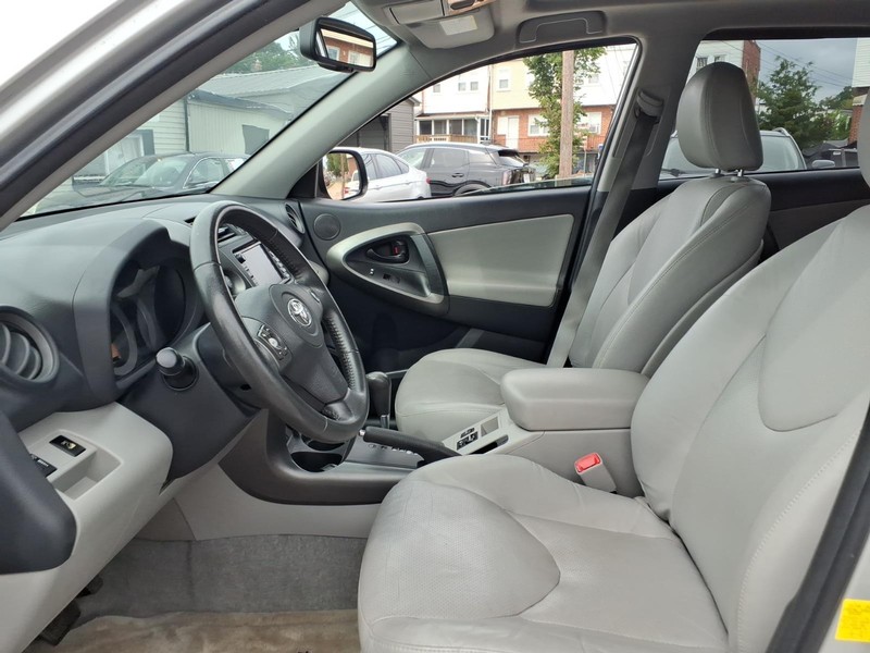 Toyota RAV4 Vehicle Full-screen Gallery Image 09