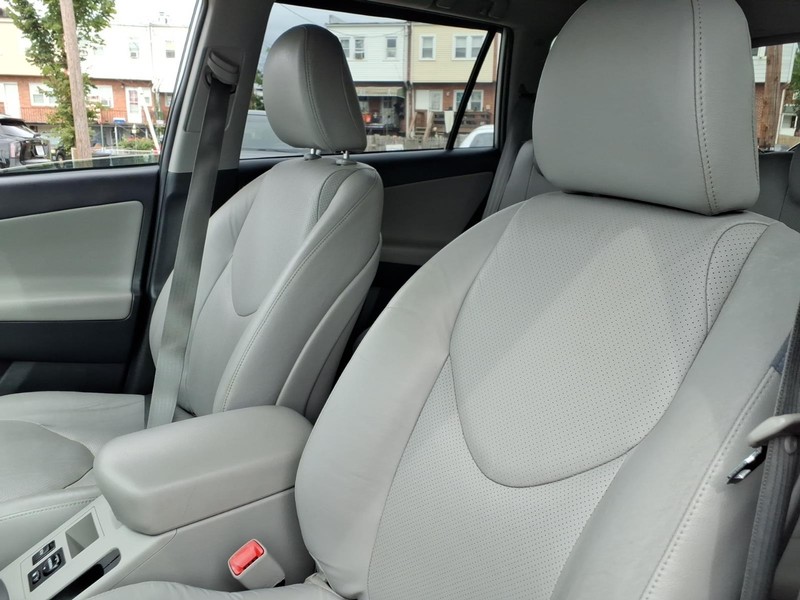 Toyota RAV4 Vehicle Full-screen Gallery Image 10