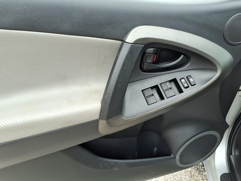 Toyota RAV4 Vehicle Full-screen Gallery Image 11