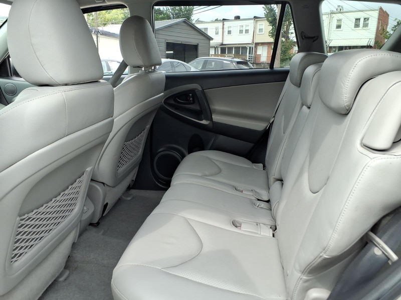 Toyota RAV4 Vehicle Full-screen Gallery Image 12