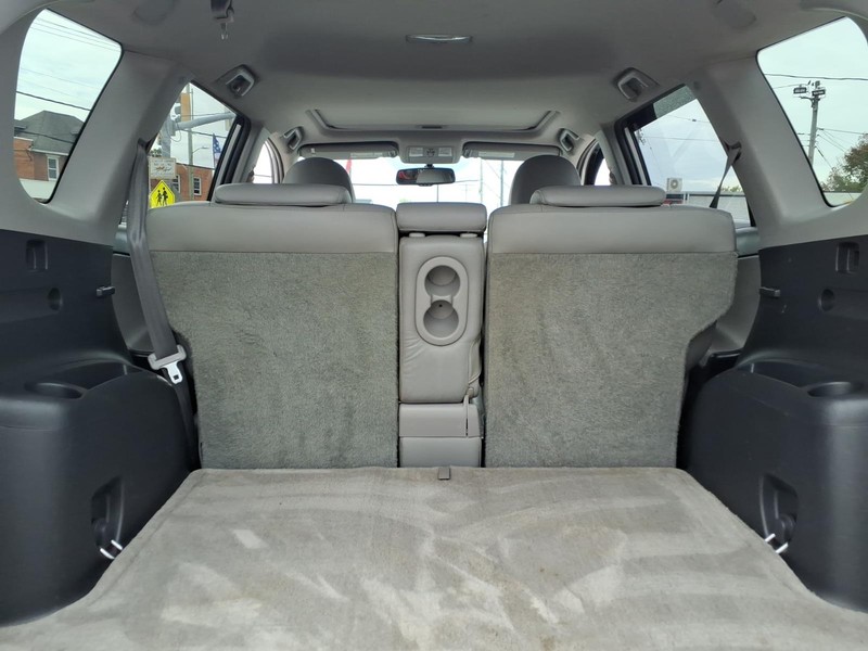 Toyota RAV4 Vehicle Full-screen Gallery Image 13