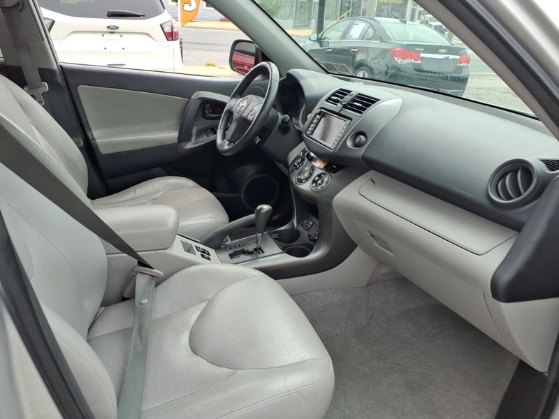 Toyota RAV4 Vehicle Full-screen Gallery Image 14