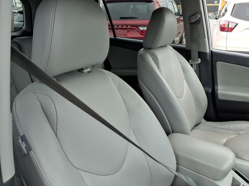 Toyota RAV4 Vehicle Full-screen Gallery Image 15