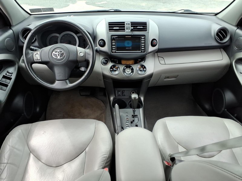 Toyota RAV4 Vehicle Full-screen Gallery Image 16