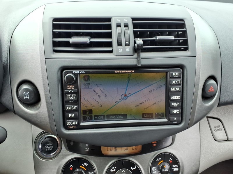 Toyota RAV4 Vehicle Full-screen Gallery Image 17