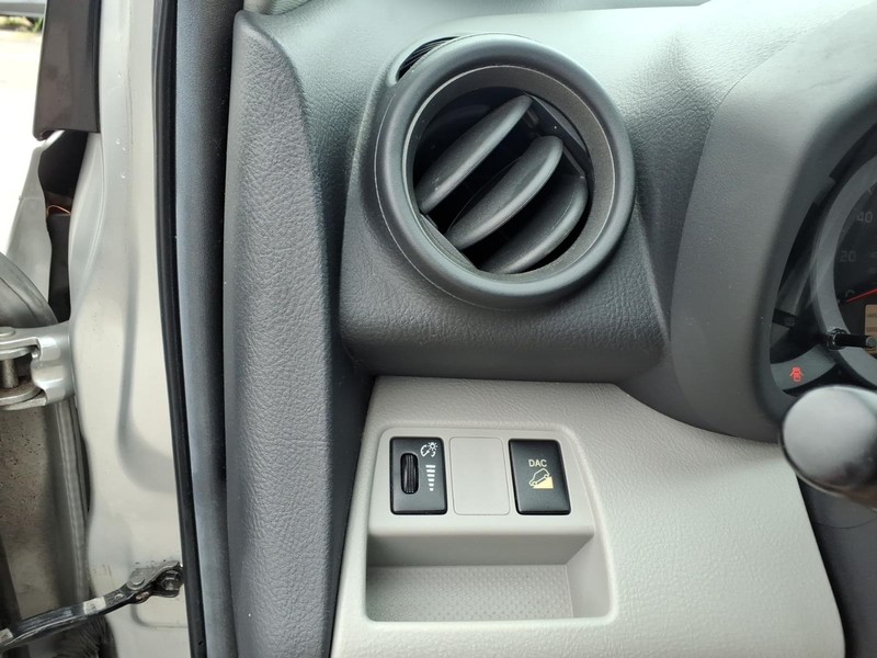 Toyota RAV4 Vehicle Full-screen Gallery Image 18