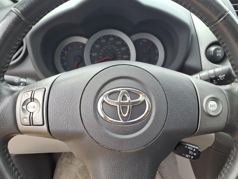 Toyota RAV4 Vehicle Full-screen Gallery Image 19