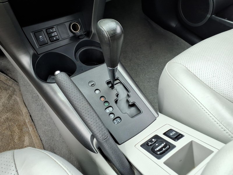 Toyota RAV4 Vehicle Full-screen Gallery Image 20