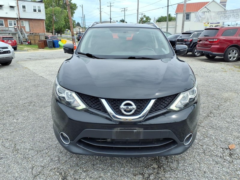 Nissan Rogue Sport Vehicle Full-screen Gallery Image 03