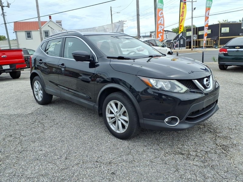 Nissan Rogue Sport Vehicle Full-screen Gallery Image 04