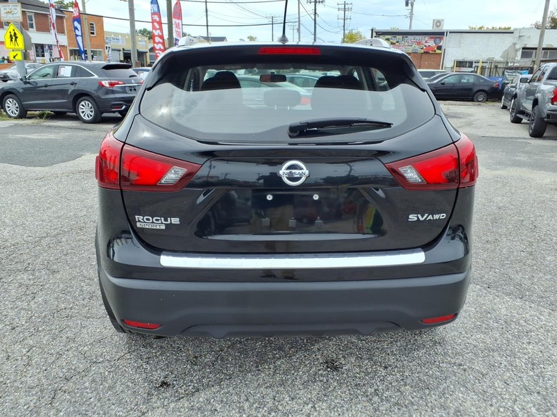 Nissan Rogue Sport Vehicle Full-screen Gallery Image 05